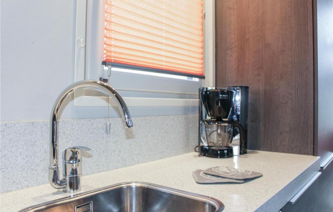 2 Bedroom Awesome Home In Sint-Annaland Екстер'єр фото